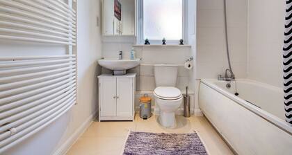 1 Bedroom Flat with Balcony in Wembley