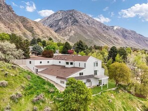 Exterior - Mountainside retreat Spacious 7-bedroom 10,000sf  close to BYU stunning views (Provo)