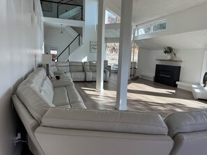 Smart TV, table football, computer monitors, printers - Mountainside retreat Spacious 7-bedroom 10,000sf  close to BYU stunning views (Provo)