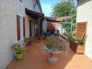 Outdoor dining - Saint Amans House (sleeps 4) (ST-MARTIN-LALANDE)