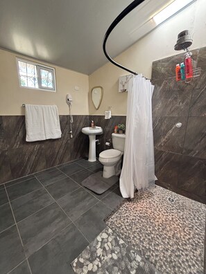 Een douche, een haardroger, handdoeken, zeep