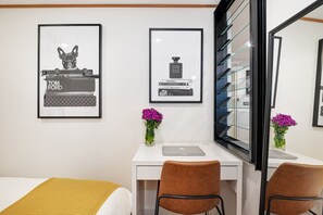 2 habitaciones, escritorio y tabla de planchar con plancha 