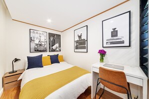 2 chambres, bureau, fer et planche à repasser, lit parapluie