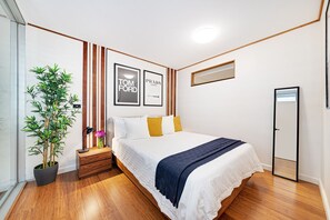 2 間睡房、書桌、熨斗/熨衫板、可攜式嬰兒床