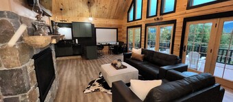 Spacious 5-bedroom cabin in peaceful Haverhill with AC comfort