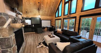 Spacious 5-bedroom cabin in peaceful Haverhill with AC comfort