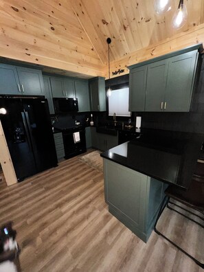 Microwave, oven, stovetop, dishwasher - Spacious 5-bedroom cabin in peaceful Haverhill with AC comfort (Haverhill)