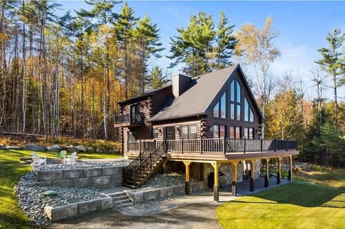 Spacious 5-bedroom cabin in peaceful Haverhill with AC comfort