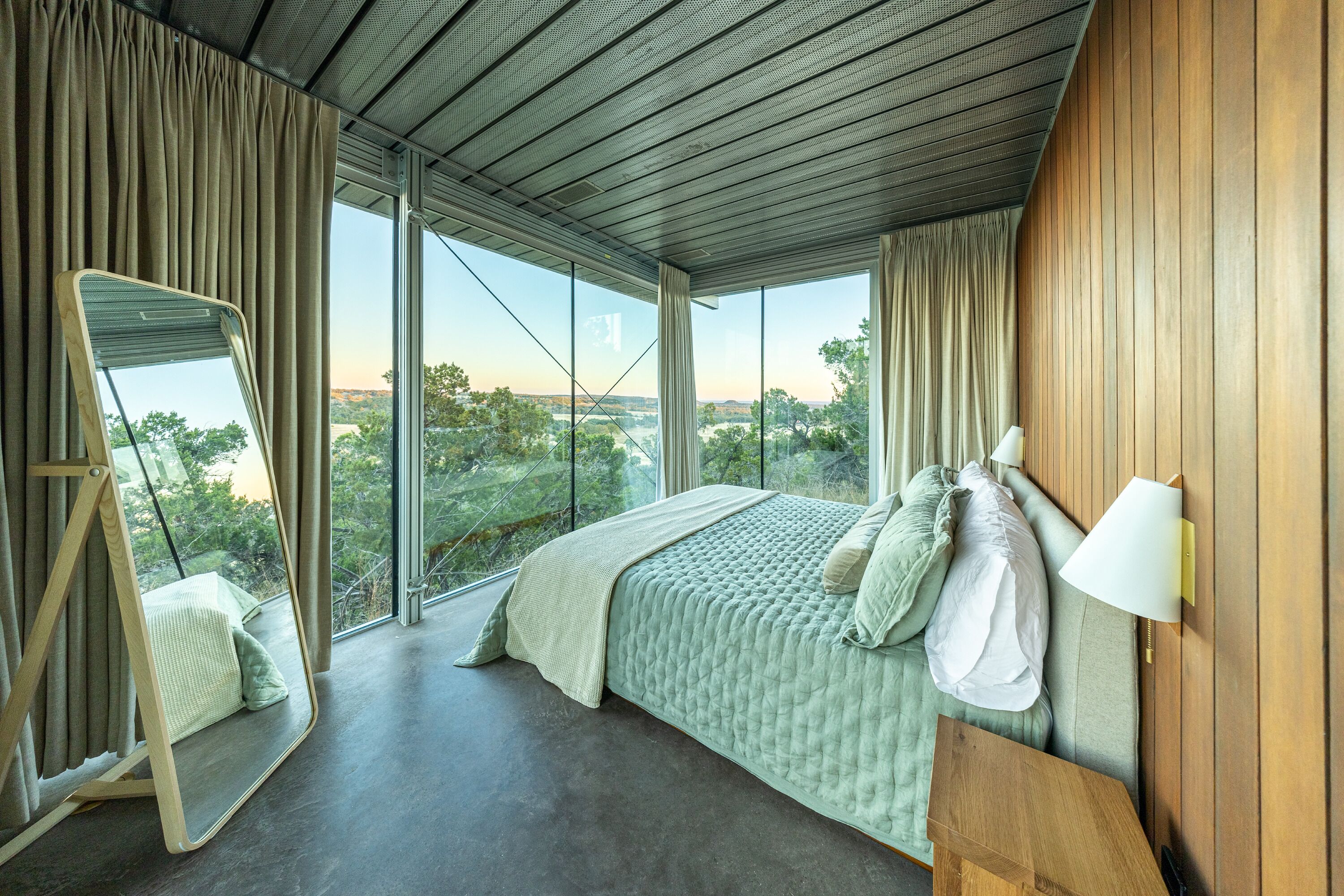 Tabla de planchar con plancha, wifi gratis y ropa de cama 