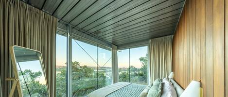 Tabla de planchar con plancha, wifi gratis y ropa de cama