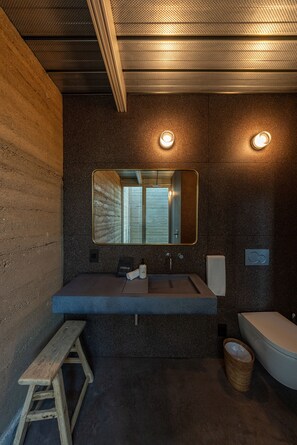 Hair dryer, towels, soap, shampoo - Modern Cabin + Hilltop Views + Minutes to Main St (Fredericksburg)