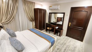 遮光カーテン、アイロン / アイロン台、WiFi (無料)