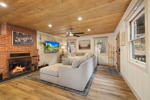 Smart-TV, Kamin, Bücher