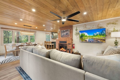 Luxury 2-bedroom remodeled cabin in charming Twain Harte. Relax & rejuvenate!