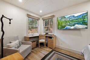 Una Smart TV, una chimenea, libros