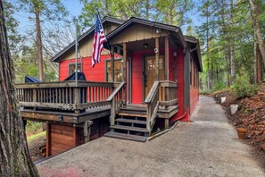 Exterior - Luxury 2-bedroom remodeled cabin in charming Twain Harte. Relax & rejuvenate! (Twain Harte)