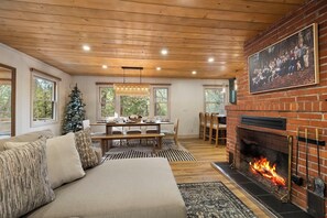 Smart TV, fireplace - Luxury 2-bedroom remodeled cabin in charming Twain Harte. Relax & rejuvenate! (Twain Harte)