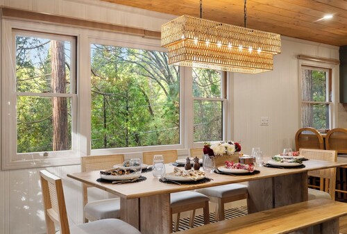 Luxury 2-bedroom remodeled cabin in charming Twain Harte. Relax & rejuvenate!