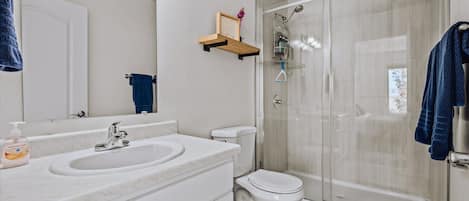 Regadera, secadora de cabello, toallas, jabón