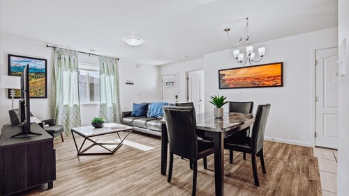 The Charming GJ Townhome. Pet-Friendly!