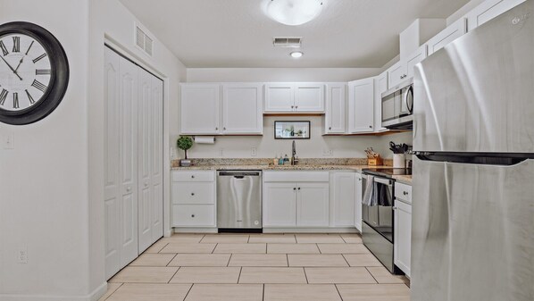 Microwave, oven, stovetop, dishwasher - Charming GJ Townhome (Grand Junction)