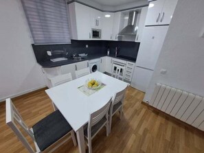 Jääkaappi, mikroaaltouuni, uuni, kahvin-/teenkeitin
