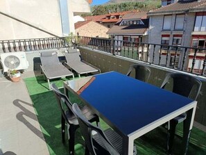 Outdoor dining - Apartment with terrace in the Valles Pasiegos (Selaya)