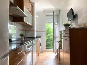 Frigorífico, microondas, horno y lavavajillas