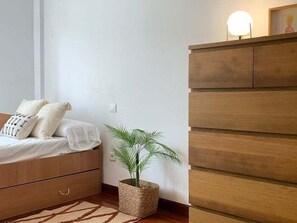 Bügeleisen/Bügelbrett, Internetzugang, Bettwäsche