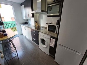 Kjøleskap, mikrobølgeovn, ovn og oppvaskmaskin