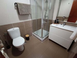 Douche, sèche-cheveux, serviettes fournies