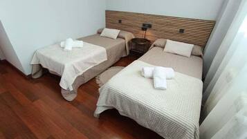 Tabla de planchar con plancha, Internet, ropa de cama
