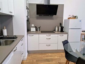 Refrigerador, microondas, horno y cafetera y tetera 