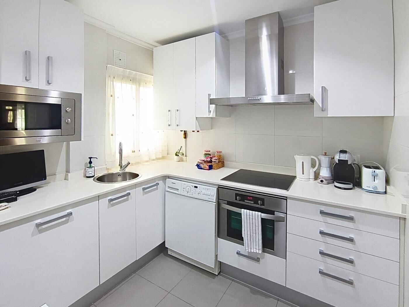 Réfrigérateur, micro-ondes, four, cafetière/bouilloire