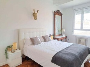 Tabla de planchar con plancha, internet y ropa de cama 