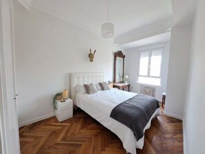 Iron/ironing board, Internet, bed sheets - Rental unit in Santander · ★New · 1 bedroom · 2 beds · 1 bath (Santander)