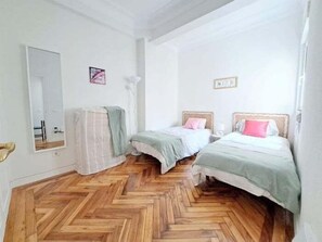 Iron/ironing board, Internet, bed sheets - Rental unit in Santander · ★New · 2 bedrooms · 4 beds · 1 bath (Santander)
