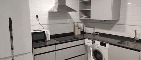 Refrigerador, microondas, cafetera y tetera y tostadora