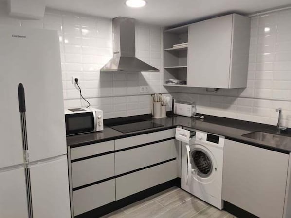 Wasserkocher mit Kaffee-/Teezubehör, Kühlschrank, Mikrowelle, Toaster