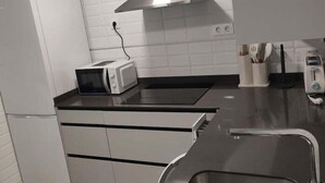 Cafeteira/chaleira, geladeira, micro-ondas, torradeira