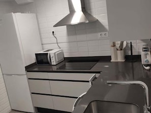Wasserkocher mit Kaffee-/Teezubehör, Kühlschrank, Mikrowelle, Toaster