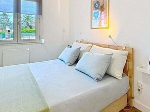 Tabla de planchar con plancha, internet y ropa de cama 