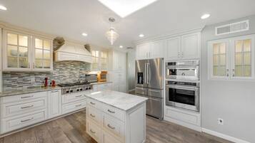 Réfrigérateur, four à micro-ondes, un four, surface de cuisson