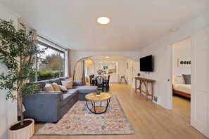 TV - Chic 4BR House | Prime Ballard/Seattle Location (Seattle)