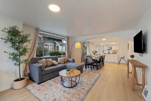 TV - Chic 4BR House | Prime Ballard/Seattle Location (Seattle)