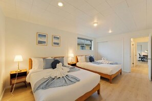 Schreibtisch, Bügeleisen/Bügelbrett, Reisekinderbett, WLAN