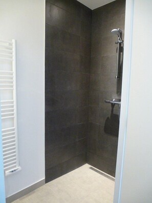 Shower, hair dryer, towels, toilet paper - Villa Kervégan pour 4 personnes vue mer (PLEUMEUR BODOU)
