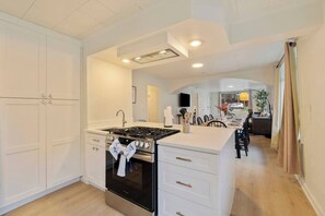 Køleskab, mikrobølgeovn, ovn, kogeplade