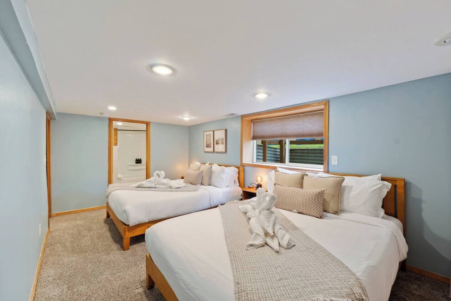 Escritorio, tabla de planchar con plancha, cuna de viaje y wifi 