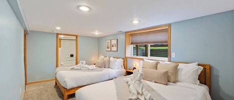 Escritorio, tabla de planchar con plancha, cuna de viaje y wifi